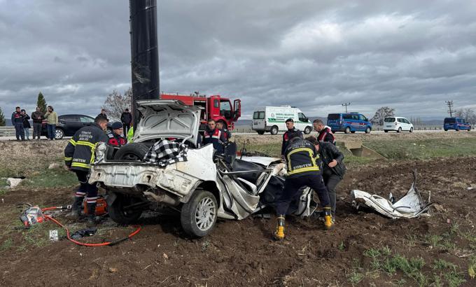 Otomobil reklam direğine çarptı; 1 ölü