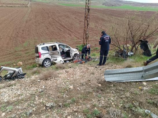 Mardin’de hafif ticari araç devrildi: 3 yaralı
