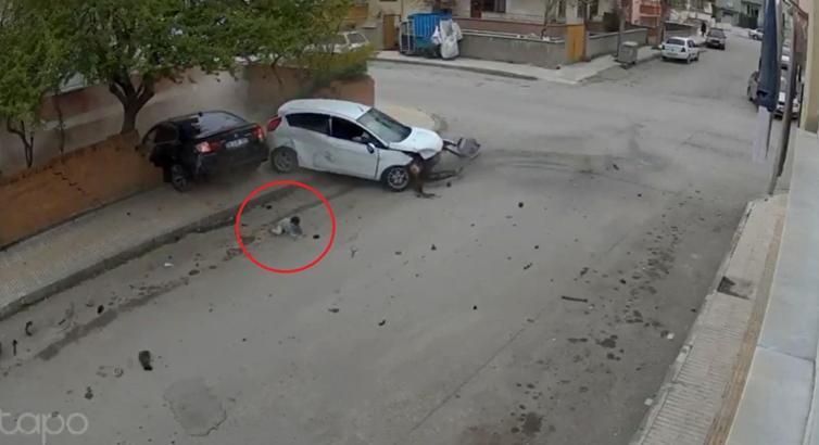 7 kişinin yaralandığı kazada, 4 yaşındaki çocuğun camdan fırladığı anlar kamerada / Ek fotoğraflar
