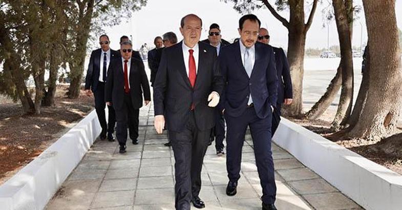 KKTC Cumhurbaşkanı Tatar, GKRY lideri Hristodulidis ile ara bölgede görüştü