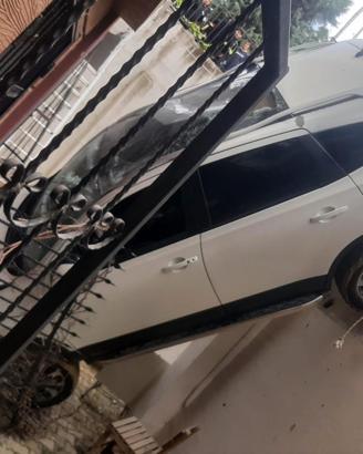 Kontrolden çıkan otomobil, evin bahçesine düştü