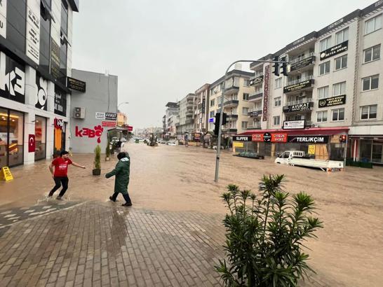 Kadirli'de sağanak hayatı olumsuz etkiledi