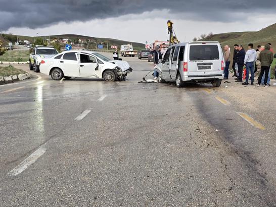Elazığ’da 3 aracın çarpıştığı kazada 2 kişi yaralandı