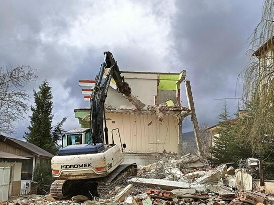 Depreme dayanıksız çıkan belediye binası yıkılıyor