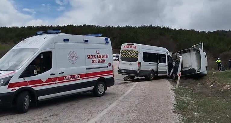 TIR ile minibüs çarpıştı: 6 yaralı