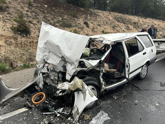 Uşak'ta TIR'a çarpan otomobildeki karı- koca ağır yaralandı