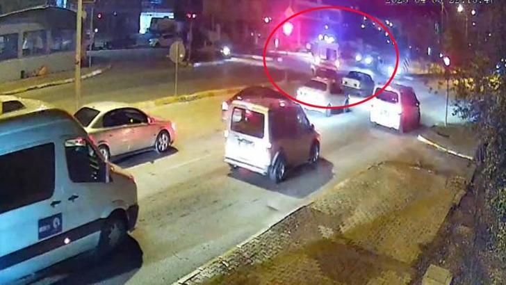 Ambulansla cipin çarpıştığı kaza kamerada; 9 yaralı