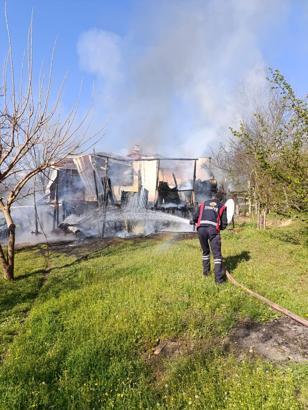 2 katlı ahşap ev yandı