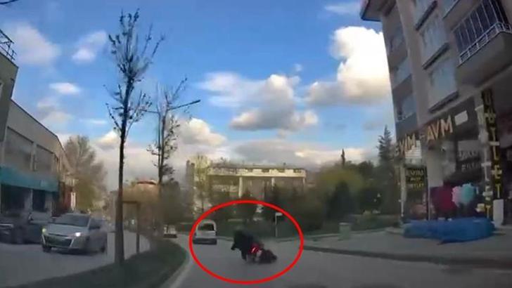 Devrilen motosikletteki 2 kişi otomobilin altında kalmaktan son anda kurtuldu