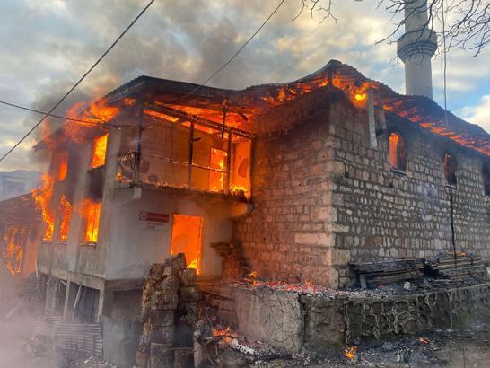 Artvin’de 4 ev, cami ve lojman yandı