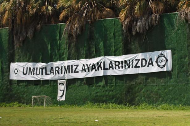 Altay'da futbolculara pankartlı destek