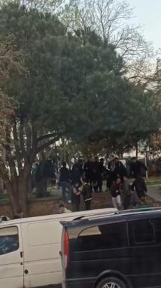 İstanbul- Sarıyer’de parkta 2 grup arasında tekme tokat kavga kamerada