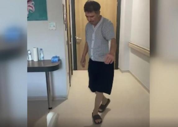 25 yıl önce beyin pili takılan Parkinson hastası, riskli ameliyat sonrası dans ederek taburcu oldu