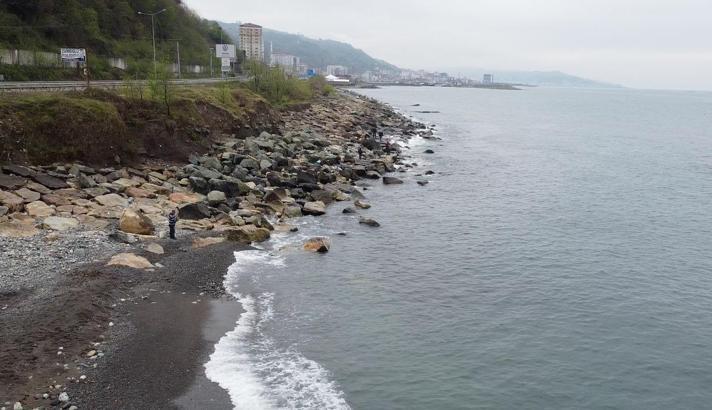 Denize 2 ton levrek dağıldığını duyanlar, sahile koştu