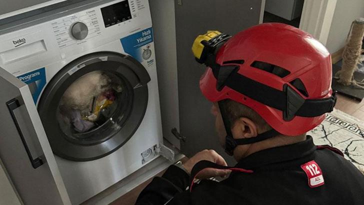 Çalışan çamaşır makinesinde sıkışan kediyi itfaiye kurtardı