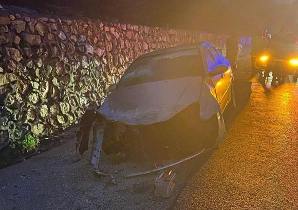 Bursa'da otomobil, istinat duvarına çarptı; anne ve 2 çocuğu yaralandı