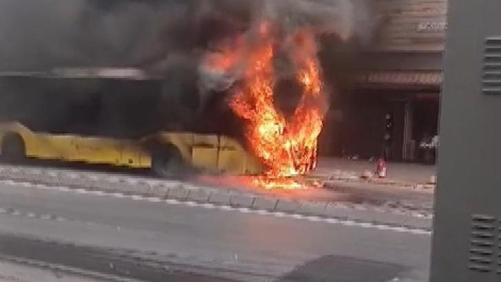 İstanbul - Ümraniye’de İETT otobüsü alev alev yandı