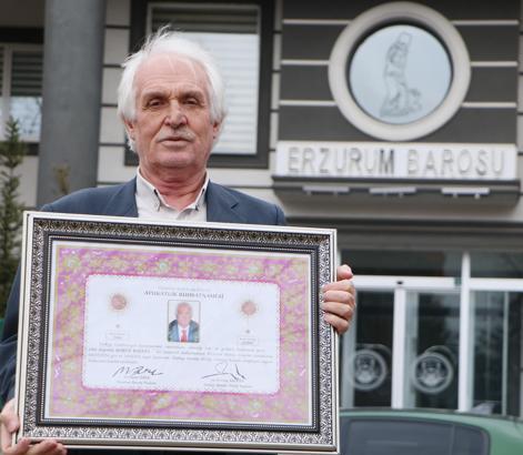 Emekli öğretmen 64 yaşında stajını tamamlayıp avukat oldu