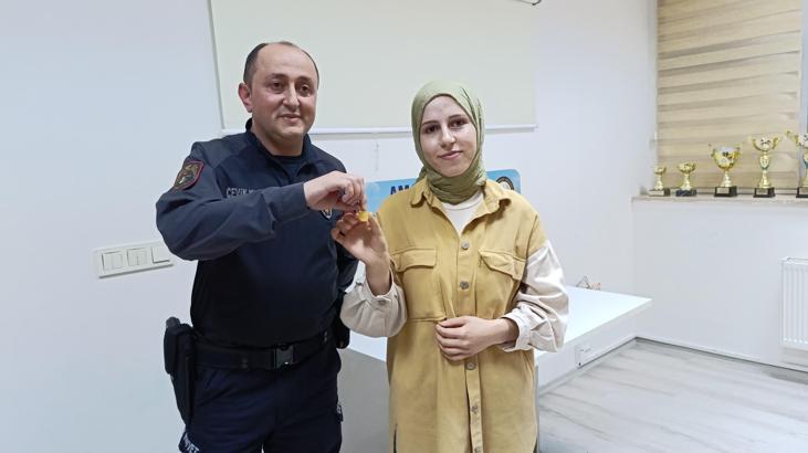 Polis memuru, izin gününde bulduğu yarım altını sahibine ulaştırdı