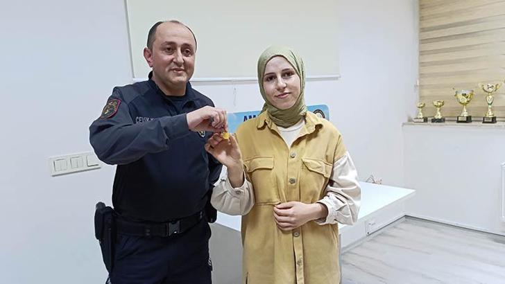 Polis memuru, izin gününde bulduğu yarım altını sahibine ulaştırdı