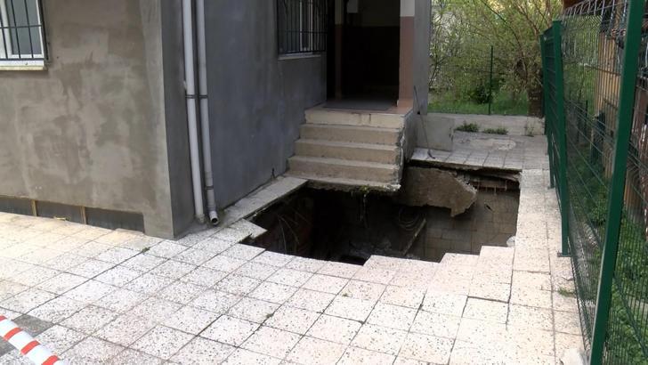 İstanbul - Pendik’te 4 katlı binanın bahçe zemininde çökme