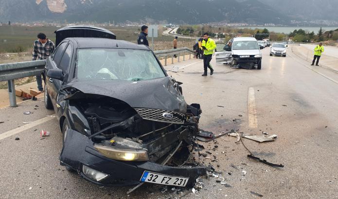 Kaza sonrası yaralı halde çevreye dağılan eşyalarını toplamaya çalıştı