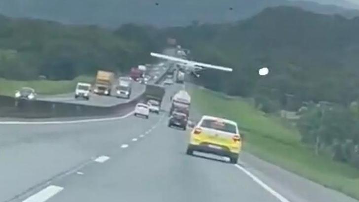 Brezilya'da motoru duran uçak otoyola indi