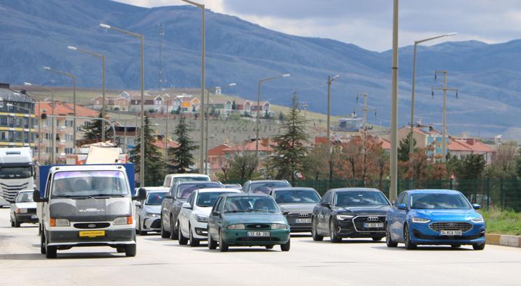 Afyonkarahisar- Antalya kara yolunda bayram dönüş trafiği