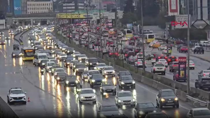 İstanbul'da trafik yoğunluğu yüzde 63 olarak ölçüldü