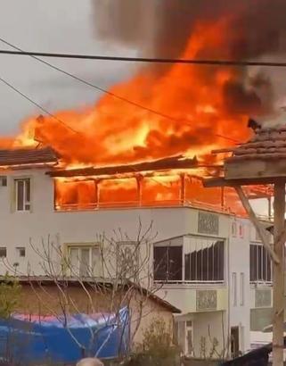 Amasya’da 3 katlı binanın çatı katı alev alev yandı