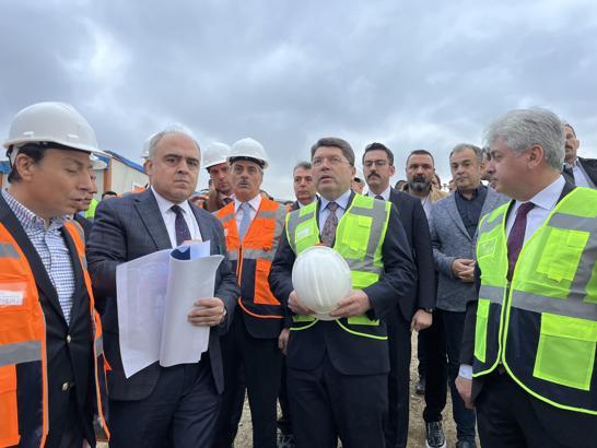 Adalet Bakanı Tunç, Sakarya Adalet Sarayı inşaatında incelmelerde bulundu/Ek fotoğraf
