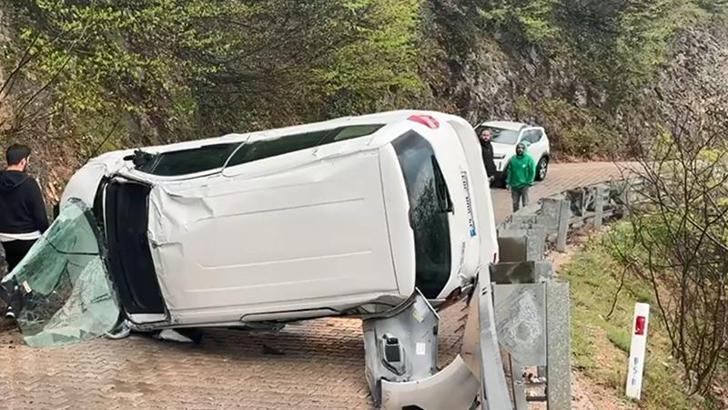 Hafif ticari araç devrildi: 3 yaralı