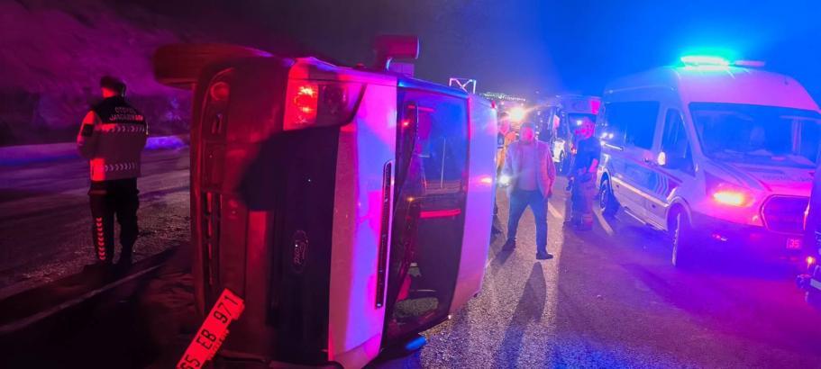 Taziye ziyaretinden dönenlerin bulunduğu minibüs takla attı: 1 ölü, 10 yaralı