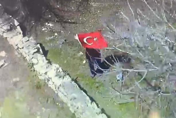 Elinde Türk bayrağı ile polis helikopterini selamlayan kadına plaket