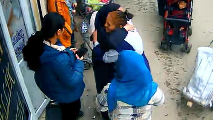 Kılıftaki 200 doları çalıp, cep telefonu teslim etti; sahibi sarılıp teşekkür etti