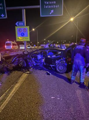 Otomobil bariyerlere çarptı; 1 ölü, 3 yaralı