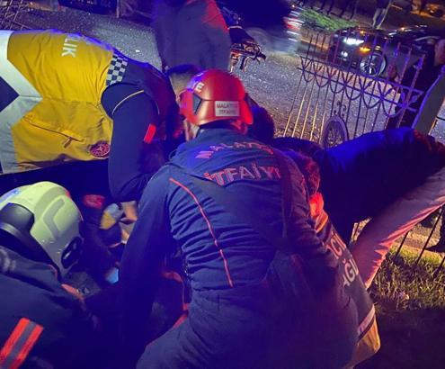 Malatya’da aydınlatma direğine çarpan otomobildeki 4 kişi yaralandı