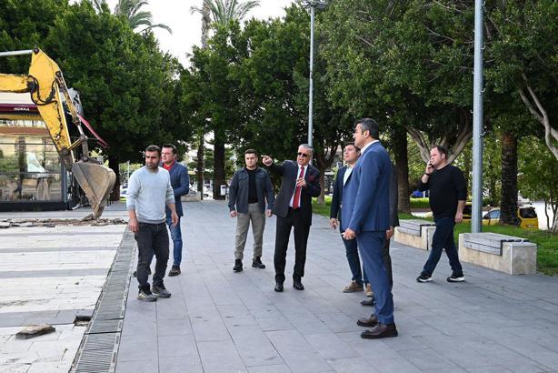 Kemer Cumhuriyet Meydanı'nda tadilat çalışması
