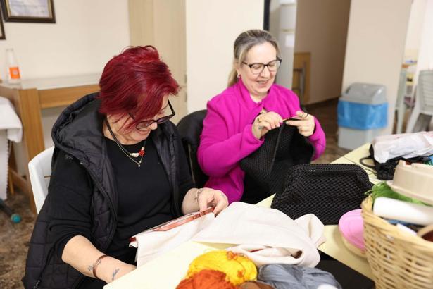 Bayraklı Belediyesi'nden huzurevi sakinlerine 750 adet battaniye