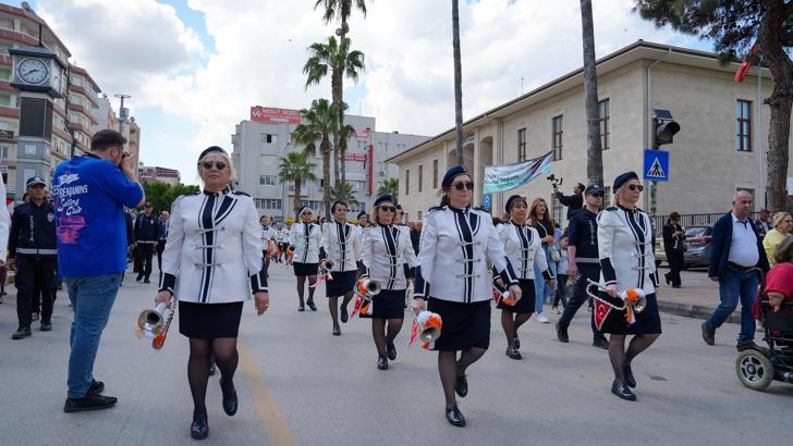Cumhuriyet Kadınları Bando Takımı Tarsus sokaklarını renklendirdi