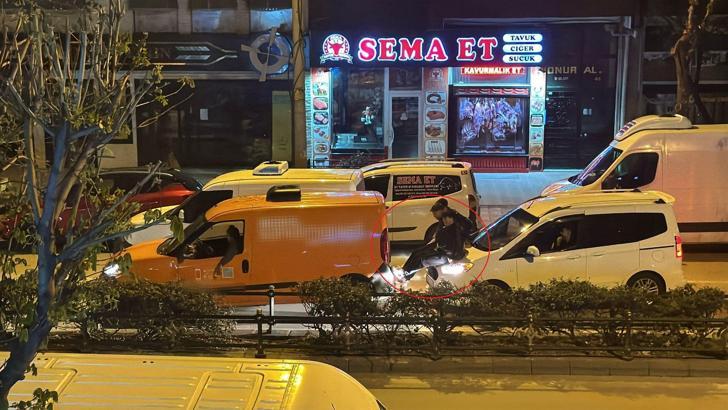 Arızalanan aracı, arkadaki aracın kaputuna oturup bacaklarıyla ittirerek götürdüler