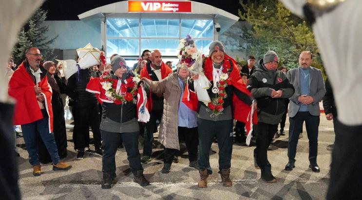 Otizmli ikiz milli kayakçılara Erzurum'da coşkulu karşılama