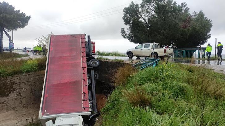 Hafif ticari araçla çarpışan kamyon dere yatağına düştü: 2 yaralı