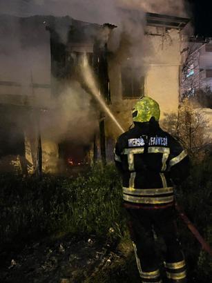 Mersin'de metruk bina kundaklandı