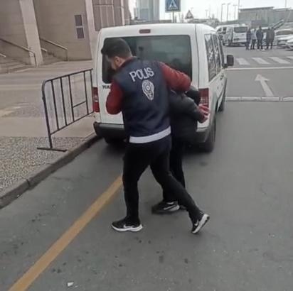 İstanbul - Kasımpaşa'da bin lirasını geri vermeyen kadının bindiği taksiye kurşun yağdırdı; o anlar kamerada