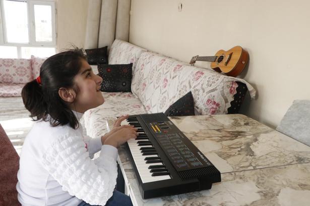 İlik kanseri ve görme engelli Nisanur, müzikle yaşama tutunuyor