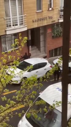 İstanbul - Kağıthane’de komşularının evine taşlarla saldırdılar; polisin yanında da birbirlerine girdiler
