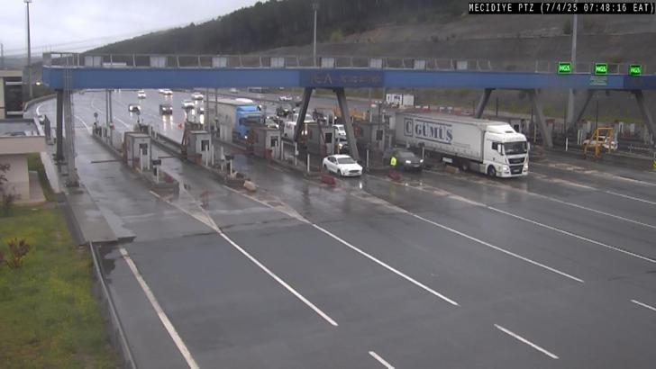 İstanbul- Pendik'te gişelerde hafif ticari aracın TIR'ın altına girdiği kazanın görüntüsü ortaya çıktı