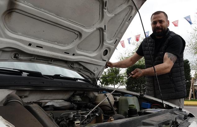 Arızalanan aracını, gaz koluna ip bağlayıp, 1,5 kilometre uzaklıktaki sanayiye götürdü