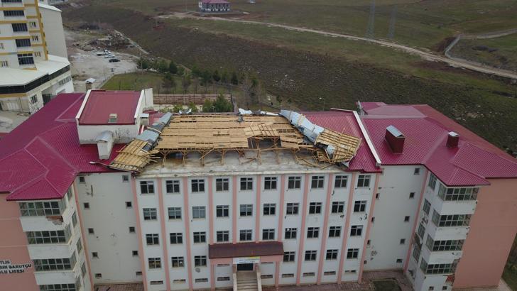 Bitlis'te fırtına okulun çatısını uçurdu